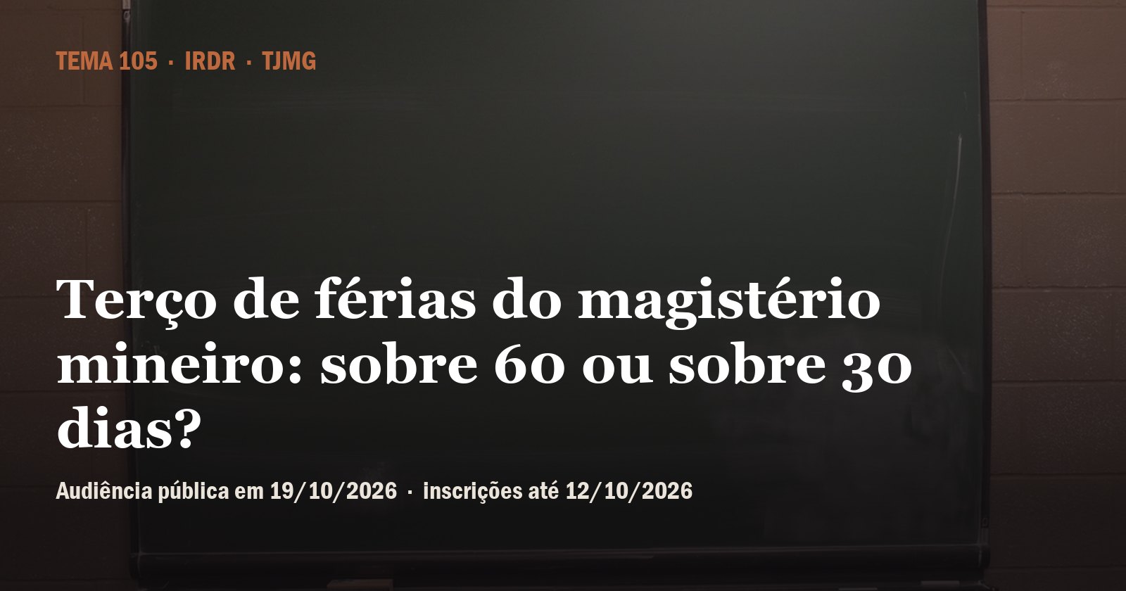Lousa escolar com o título: terço de férias do magistério mineiro, sobre 60 ou sobre 30 dias? Audiência pública em 19/10/2026, inscrições até 12/10/2026